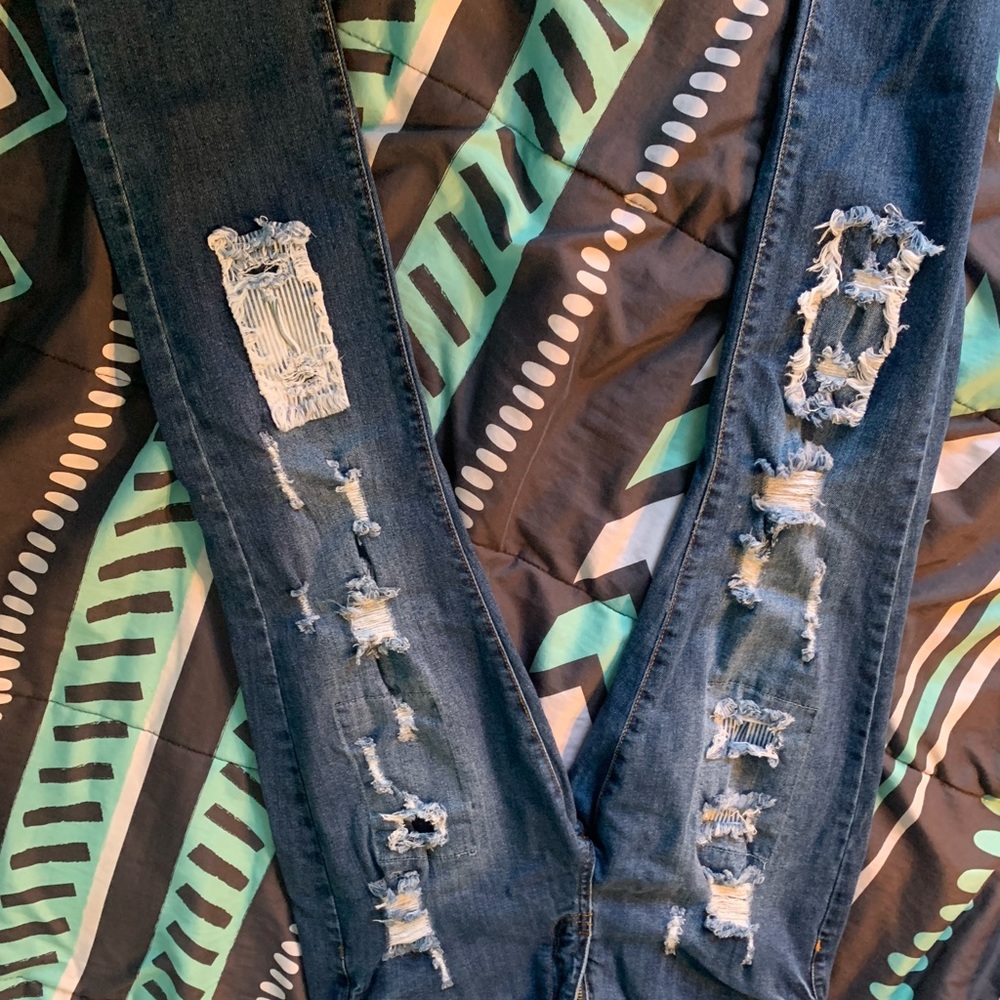 Superrrr cute ripped jeans lightly worn